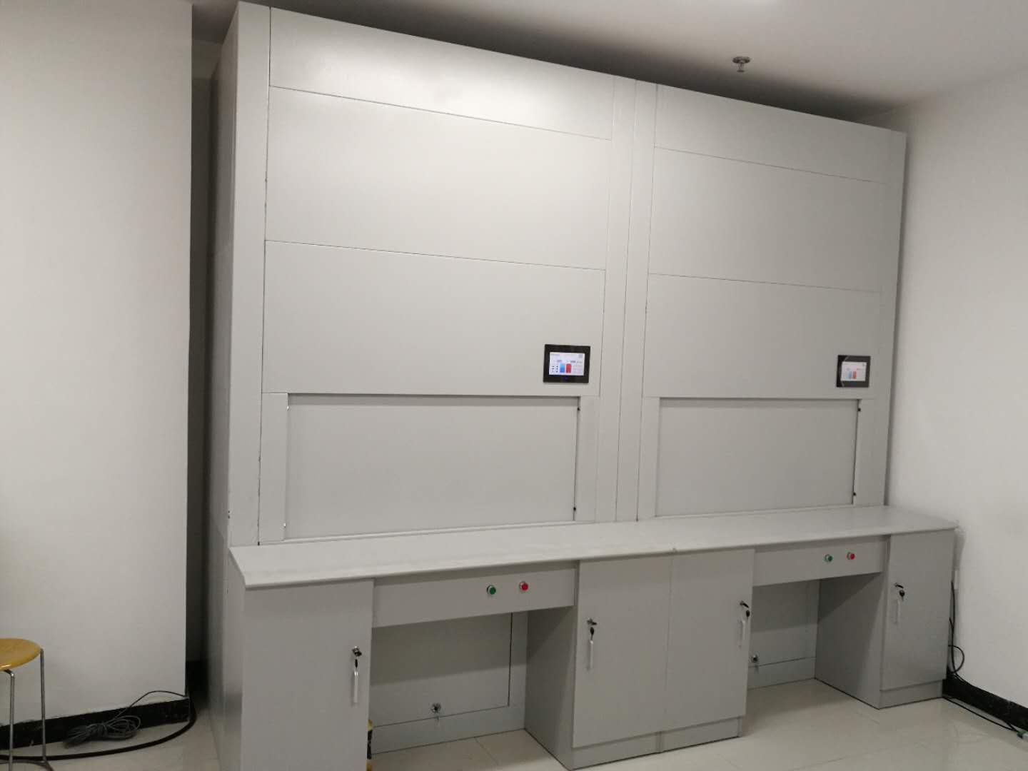 某武装部使用“智能回转柜”实现档案智能化查找。「虎恒智能」 某武装部使用“智能回转柜”实现档案智能化查找。「虎恒智能」