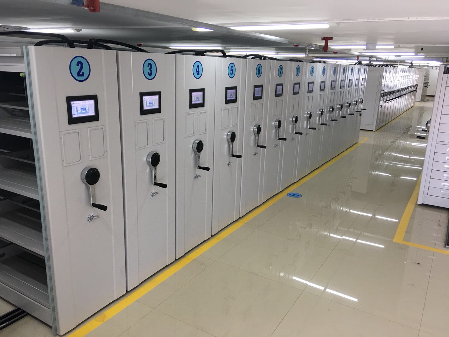 智能可移动密集架，同样面积3倍存储